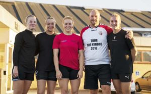Træner Søren Quist-Nielsen sammen med SUS Nyborgs fire nytilkomne spillere – fra venstre Signe Mortensen og Cecilie Löfler, begge fra GOG, Sofie Bengtson, der kommer fra Otterup HK, samt Benedicte Madsen fra HC Odense. Foto: Johnny Wichmann
