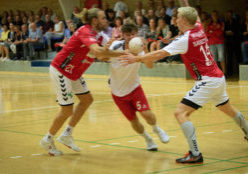 Emil Thorsen i klemme mellem Henrik Møllgaard og Magnus Saugstrup